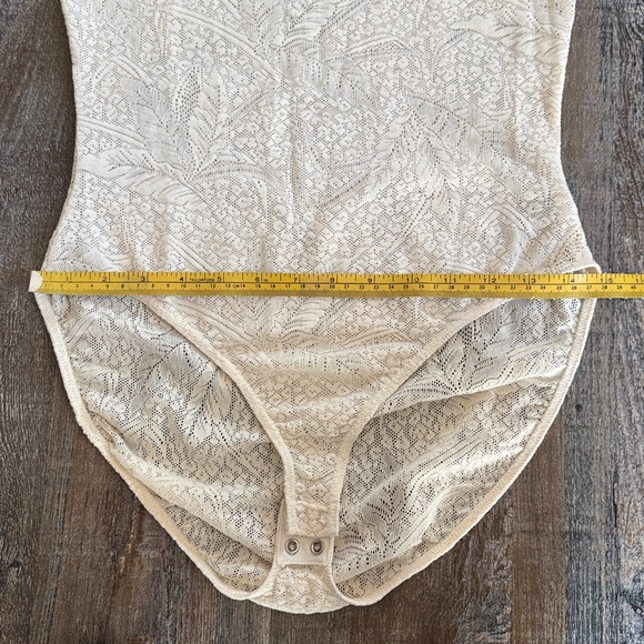 Lizwear | Scoop Neck Lace Bodysuit - Picture 6 of 9